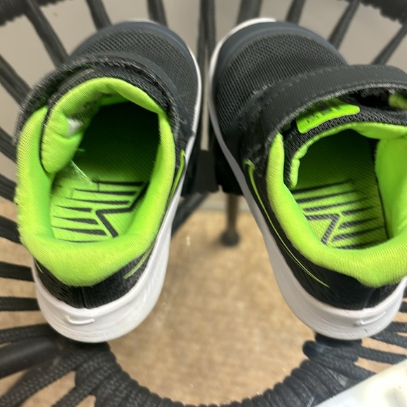 Toddler  Nike tennis shoe size 5C.  Great shape! - Picture 4 of 6